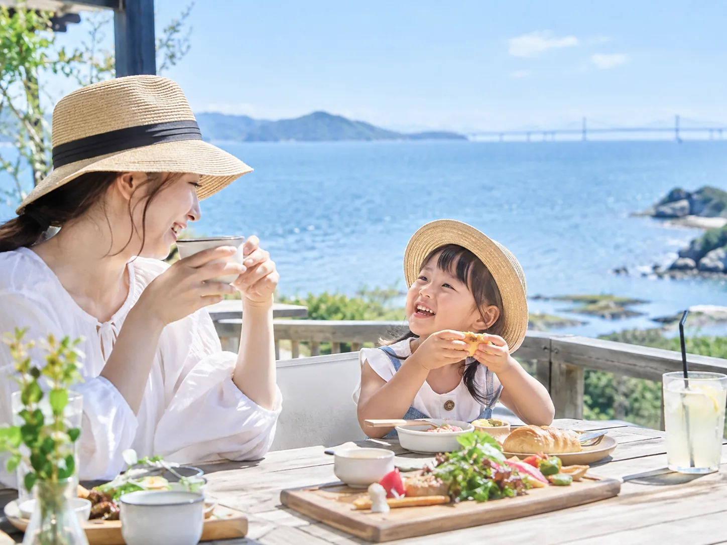 海を眺めながら食事を楽しむ家族